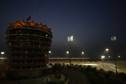 Sebastian Vettel, Ferrari SF71H, leads Valtteri Bottas, Mercedes AMG F1 W09, Kimi Raikkonen, Ferrari SF71H, and the rest of the field at the start of the race