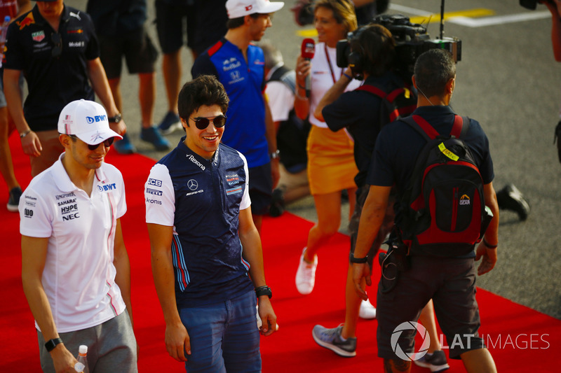 Esteban Ocon, Force India, ve Lance Stroll, Williams Racing, pilotlar geçit töreninde