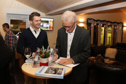 Der Autor Peter Wyss signiert