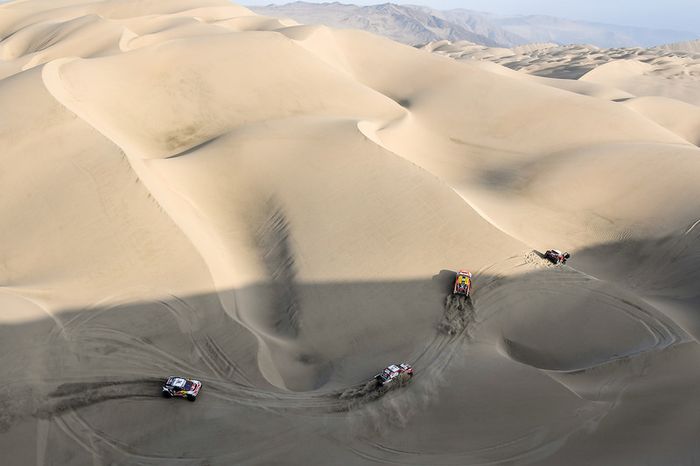 #306 Peugeot Sport Peugeot 3008 DKR: Sébastien Loeb, Daniel Elena, #301 Toyota Gazoo Racing Toyota: Nasser Al-Attiyah, Mathieu Baumel, #305 X-Raid Team Mini: Mikko Hirvonen, Andreas Schulz