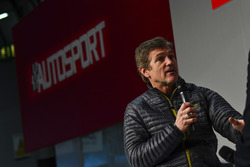 il campione Nascar 2000 Bobby Labonte parla con Henry Hope-Frost sull'Autosport Stage