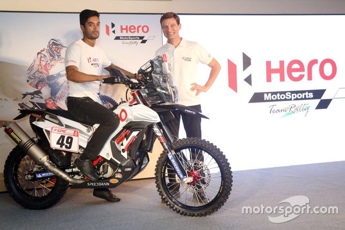 CS Santosh, Hero MotoSports Team Rally con el Dr. Markus Braunsperger, jefe de tecnología Hero MotoCorp