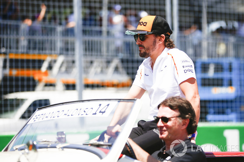 Fernando Alonso, McLaren, en el desfile de pilotos