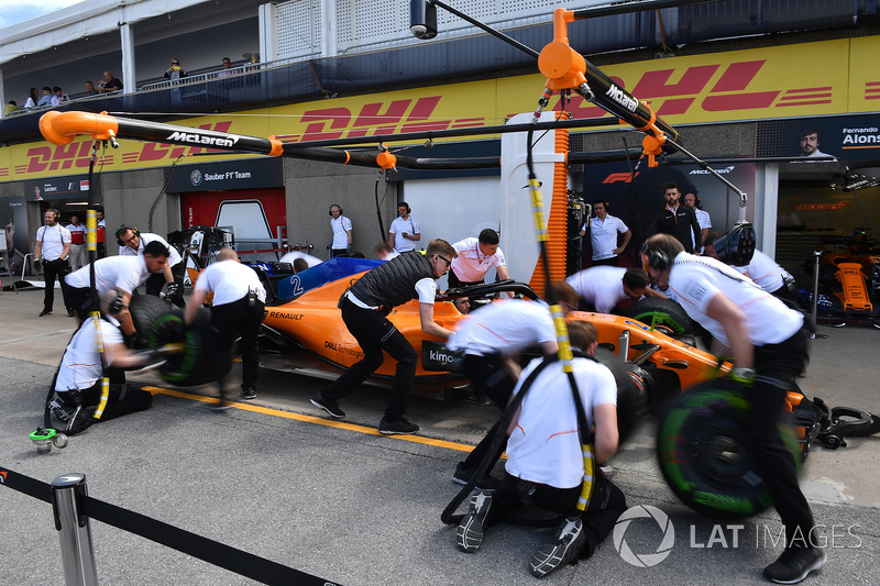 McLaren pit stop practice
