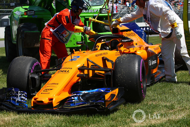 Stoffel Vandoorne, McLaren MCL33 stops on track after hitting the wall in FP2