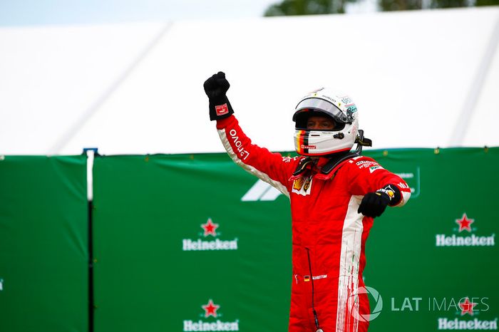 El ganador del GP de Canadá, Sebastian Vettel, Ferrari celebra su victoria en parc ferme