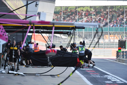 La voiture accidentée de Romain Grosjean, Haas F1 Team VF-18 revient aux stands