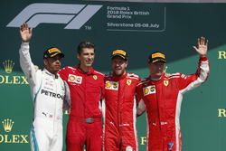 Lewis Hamilton, Mercedes-AMG F1, Claudio Albertini, ingegnere Ferrari, Sebastian Vettel, Ferrari e Kimi Raikkonen, Ferrari, festeggiano sul podio