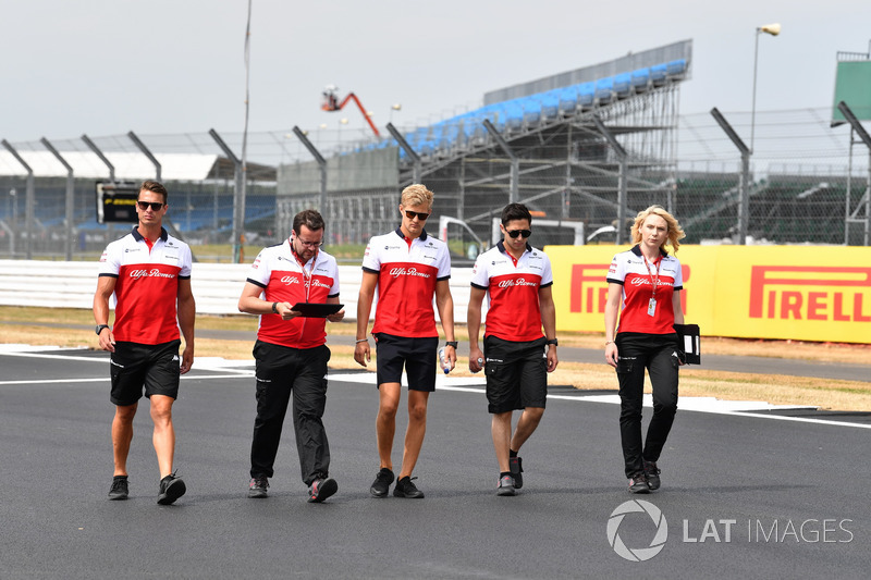 Marcus Ericsson, Sauber parcourt la piste à pied