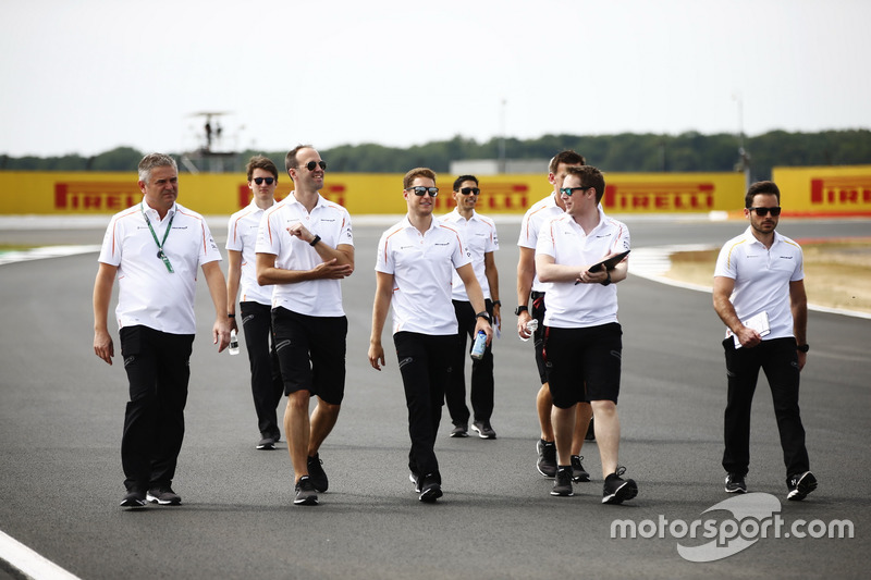Gil de Ferran, Stoffel Vandoorne, McLaren