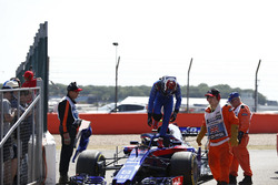 Pierre Gasly, Scuderia Toro Rosso STR13 stops on track