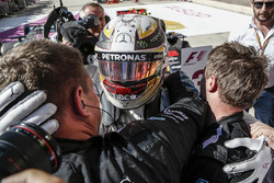 Il vincitore della gara Lewis Hamilton, Mercedes AMG F1 festeggia nel parco chiuso
