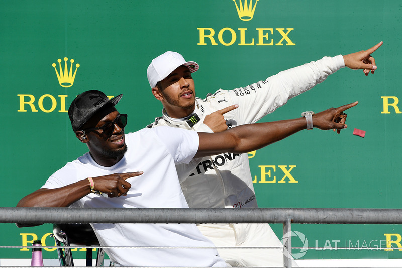 Podio: ganador de la carrera Lewis Hamilton, Mercedes AMG F1 con Usain Bolt