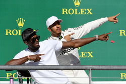 Il vincitore della gara Lewis Hamilton, Mercedes AMG F1 festeggia sul podio con Usain Bolt