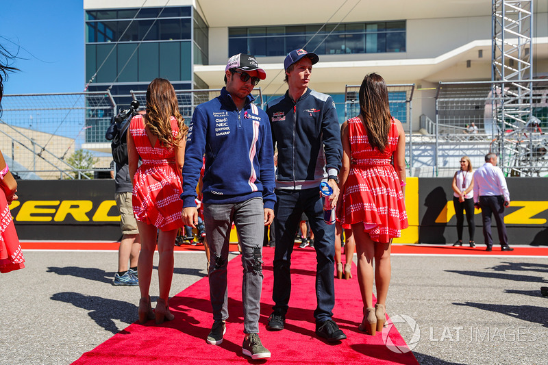 Sergio Perez, Sahara Force India y Brendon Hartley, Scuderia Toro Rosso en el desfile de pilotos