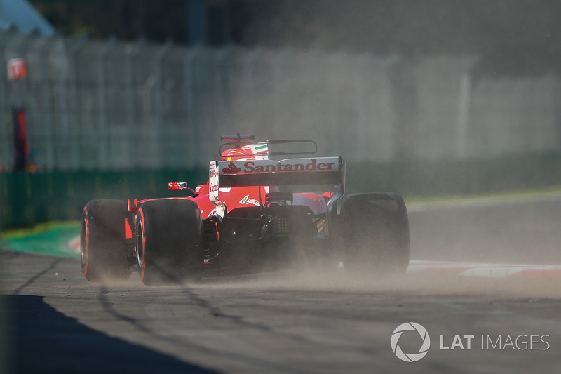 Sebastian Vettel, Ferrari SF70H se sigue hacia el césped