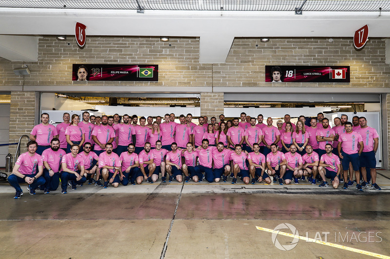 El equipo Williams en trajes rosa, en apoyo a Susan G. Komen campaña de concientización de cáncer de mama