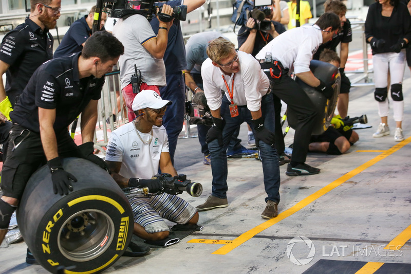 Lewis Hamilton, Mercedes AMG F1, joins in, the practice pitstops