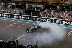 Winnaar Valtteri Bottas, Mercedes-Benz F1 W08 doet donuts in parc ferme
