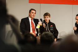 Nigel Mansell talks to Henry Hope-Frost, and performs a magic trick, with Billy Monger on the Autosp