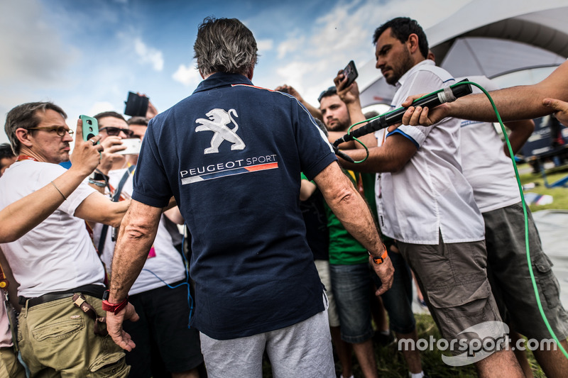 Carlos Sainz, Peugeot Sport avec les médias