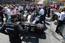 Lewis Hamilton, Mercedes-AMG F1 W09, in griglia