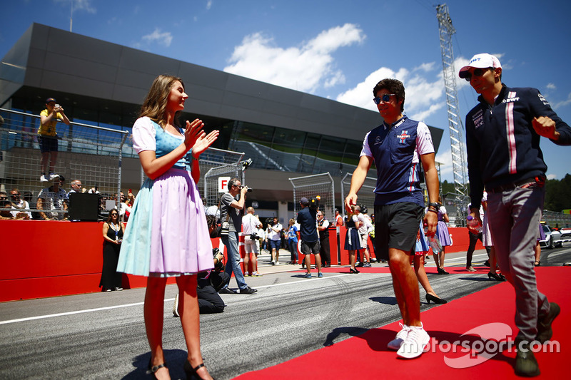 Lance Stroll, Williams Racing, y Esteban Ocon, Force India, antes del desfile de pilotos