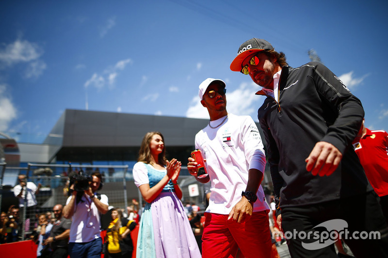 Lewis Hamilton, Mercedes AMG F1 y Fernando Alonso, McLaren, hablan antes del desfile de pilotos