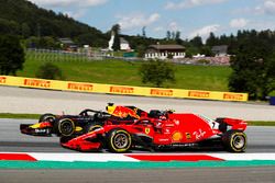 Daniel Ricciardo, Red Bull Racing RB14, lutte avec Kimi Raikkonen, Ferrari SF71H