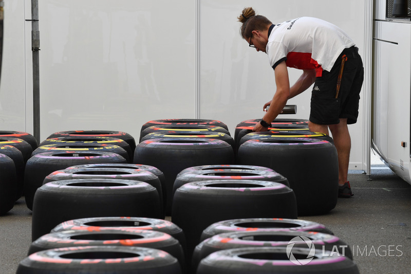 Mekanik Sauber menandai ban Pirelli