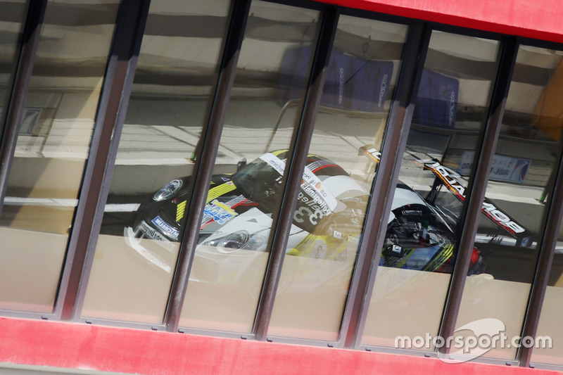 Il riflesso di Simone Pellegrinelli, Bonaldi Motorsport, in pit lane