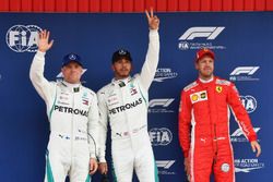 Valtteri Bottas, Mercedes-AMG F1, ganador de la pole Lewis Hamilton, Mercedes-AMG F1 y Sebastian Vettel, Ferrari celebran en parc ferme