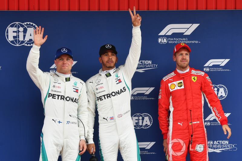 Valtteri Bottas, Mercedes-AMG F1, ganador de la pole Lewis Hamilton, Mercedes-AMG F1 y Sebastian Vettel, Ferrari celebran en parc ferme