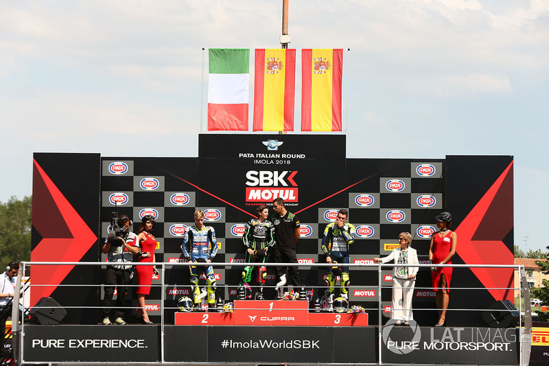 Podium: ganadora, Ana Carrasco, segundo, Borja Sanchez, tercero, Kevin Sabatucci