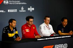 Remi Taffin, Director de Operaciones, Renault Sport F1, Mattia Binotto, Director Técnico, Ferrari, Andy Cowell, Director Ejecutivo, HPP, Mercedes AMG, y Toyoharu Tanabe, Director Técnico de F1, Honda en la Conferencia de Prensa de los Directores de Equipo