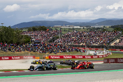 Valtteri Bottas, Mercedes AMG F1 W09, Kimi Raikkonen, Ferrari SF71H, en de rest van het veld