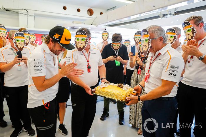 Fernando Alonso, McLaren, recibe una tata de cumpleaños por parte de su equipo