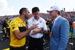 Cyril Abiteboul, Renault Sport F1 Managing Director, Toto Wolff, Mercedes AMG F1 Director of Motorsport and Sean Bratches, Formula One Managing Director, Commercial Operations on the grid