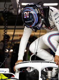 Lance Stroll, Williams Racing, entre dans sa voiture