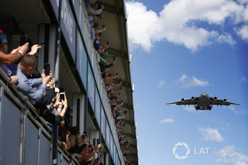 Пролет Boeing C-17A Globemaster III Королевских ВВС Австралии над трассой