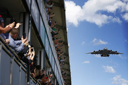 Un Royal Australian Air Force Boeing C-17A Globemaster III passe au-dessus de la grille avant le départ
