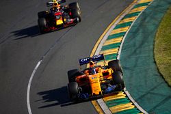 Fernando Alonso, McLaren MCL33 Renault, delante de Max Verstappen, Red Bull Racing RB14 Tag Heuer