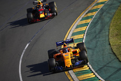 Fernando Alonso, McLaren MCL33 Renault, delante de Max Verstappen, Red Bull Racing RB14 Tag Heuer