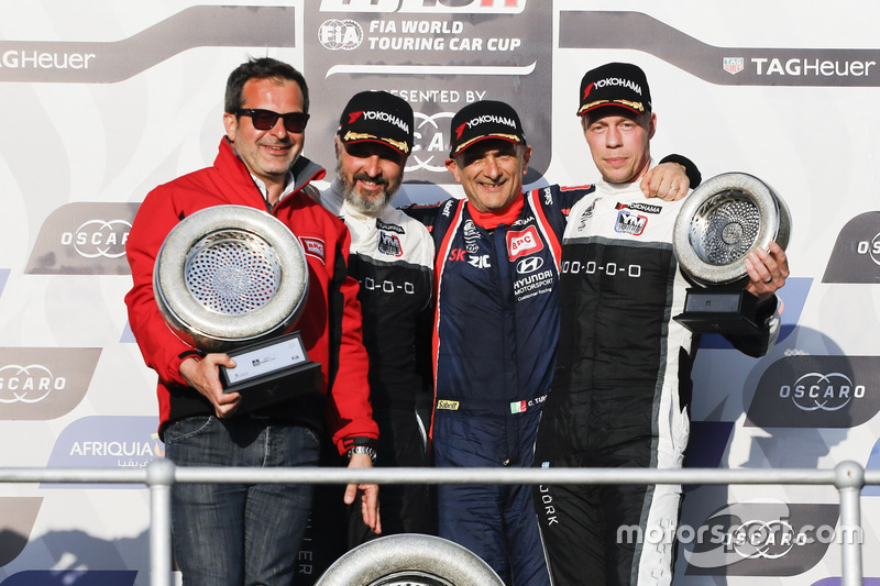 Podio: il vincitore della gara Gabriele Tarquini, BRC Racing Team Hyundai i30 N TCR, il secondo classificato Yvan Muller, YMR Hyundai i30 N TCR, il terzo classificato Thed Björk, YMR Hyundai i30 N TCR