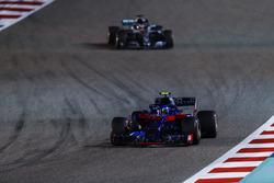 Пьер Гасли, Scuderia Toro Rosso STR13, и Льюис Хэмилтон, Mercedes AMG F1 W09