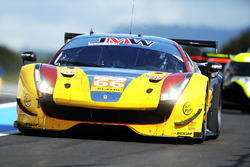 #66 JMW Motorsport Ferrari F488 GTE: Liam Griffin, Alex MacDowall, Miguel Molina