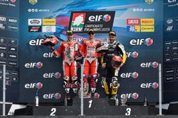 Podio Gara 2: Il secondo classificato Matteo Ferrari, Barni Racing, il vincitore Michele Pirro, Barni Racing, il terzo classificato Luca Vitali, DMR Racing
