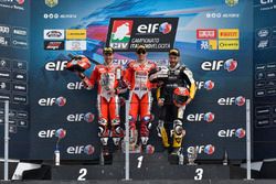 Podio Gara 2: Il secondo classificato Matteo Ferrari, Barni Racing, il vincitore Michele Pirro, Barni Racing, il terzo classificato Luca Vitali, DMR Racing