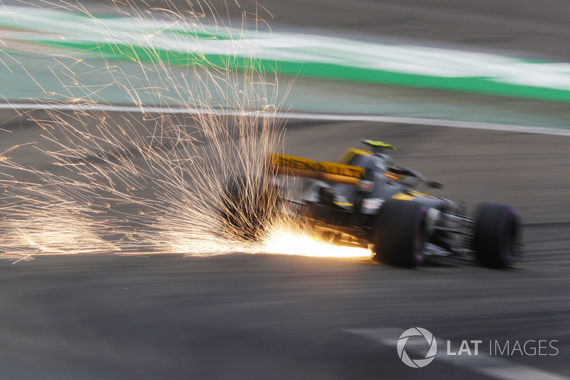 Las chispas vuelan desde el coche de Carlos Sainz Jr., Renault Sport F1 Team R.S. 18