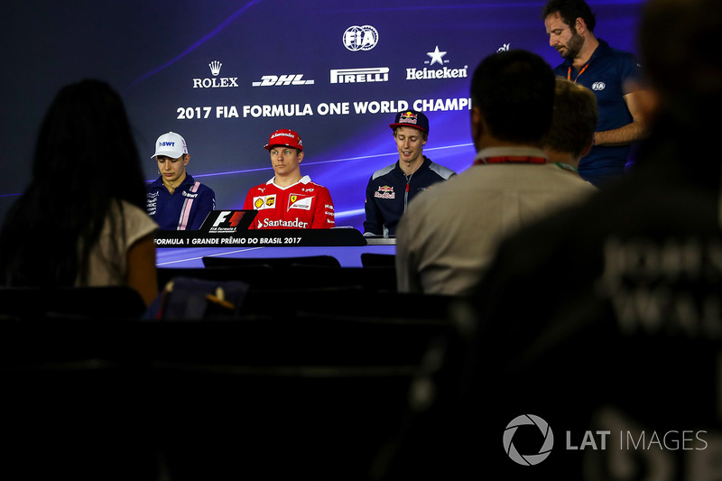 Esteban Ocon, Sahara Force India, Kimi Raikkonen, Ferrari e Brendon Hartley, Scuderia Toro Rosso con Matteo Bonciani, Delegato Media FIA nella conferenza stampa